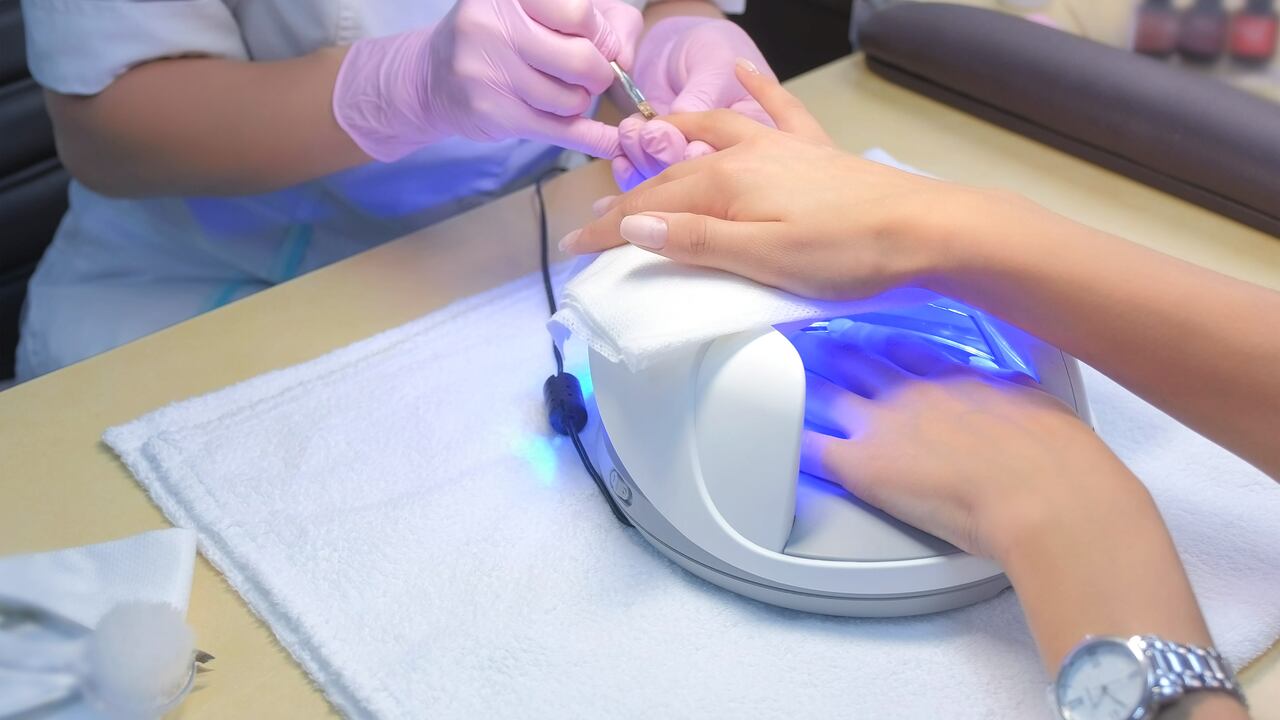 La luz led usada en las cámaras para secar el esmalte de uñas, usada de manera repetitiva, podría afectar las moléculas de la piel.