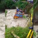 Un vehículo tipo escalera que se movilizaba por la vereda Las Andes de Salgar, Antioquia cayó a una quebrada con varios pasajeros a bordo.