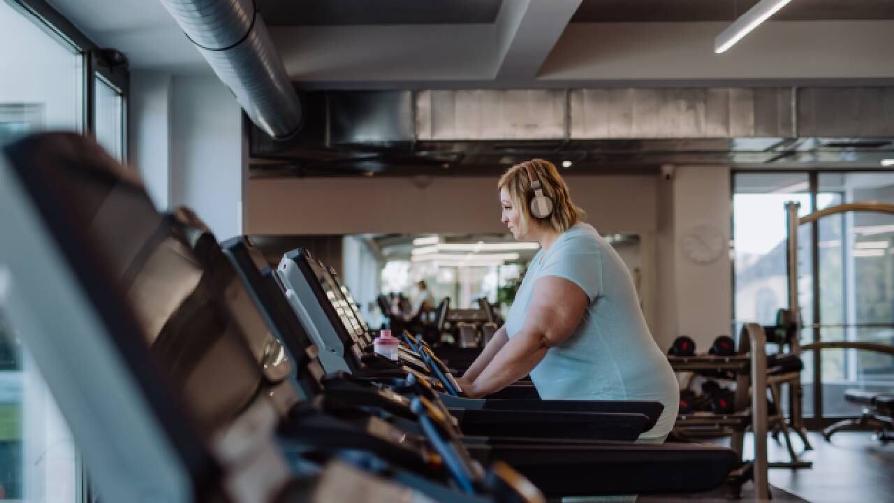 Especialistas en salud hacen hincapié en cambiar los hábitos diarios (imagen de referencia mujer haciendo ejercicio).