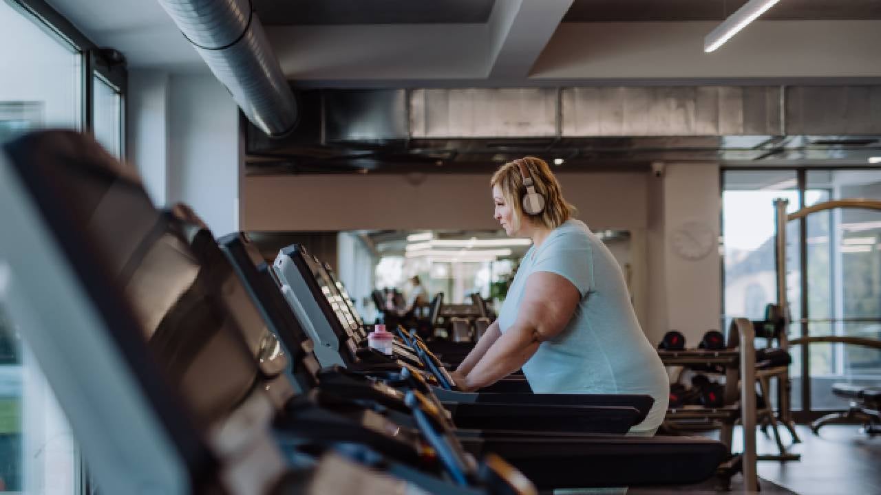 Especialistas en salud hacen hincapié en cambiar los hábitos diarios (imagen de referencia mujer haciendo ejercicio).