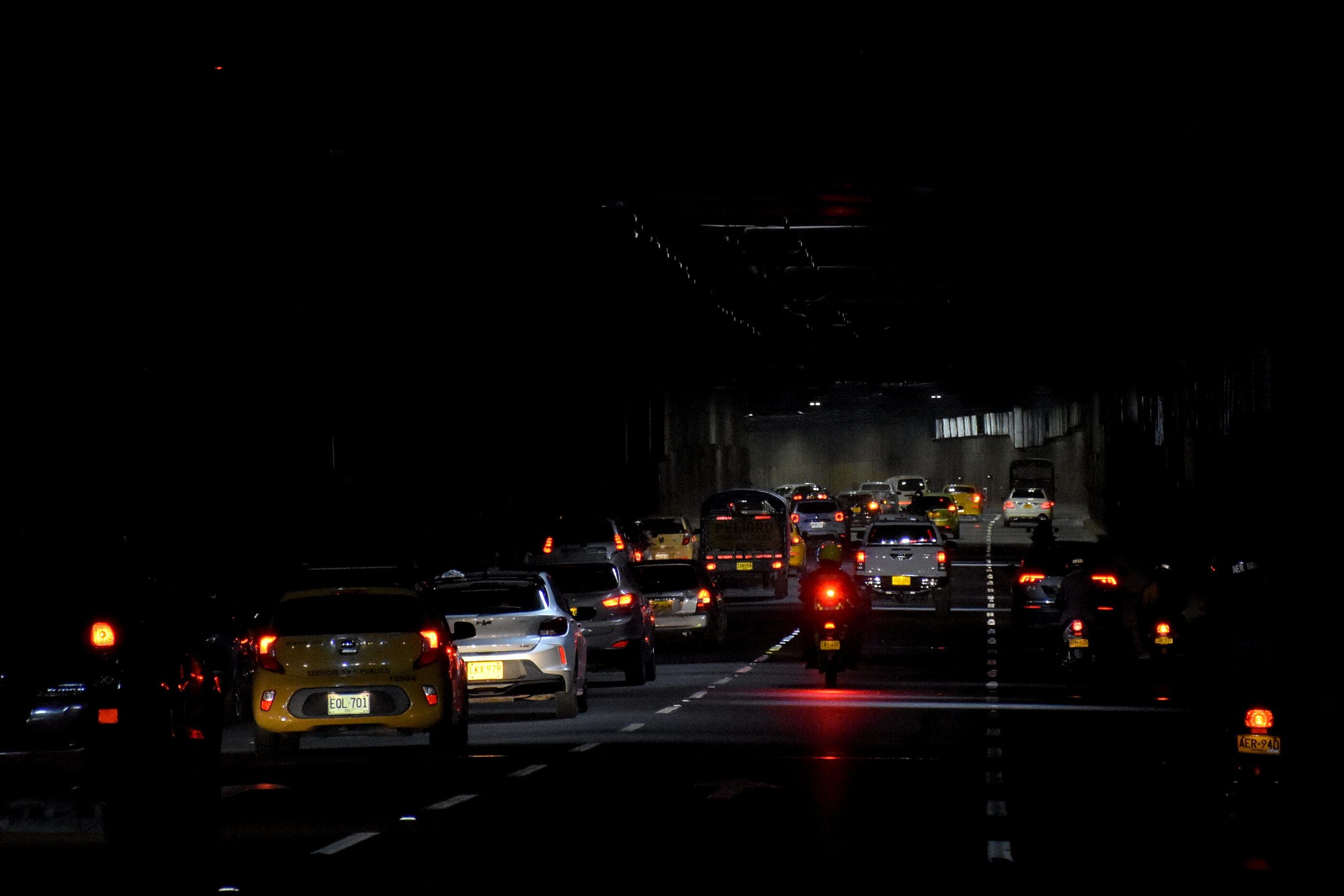 El hundimiento de la avenida colombia se encuentra en un tramo de 300 mts sin fluido eléctrico, para los ciudadanos que transitan a diario por este lugar esto se les ha vuelto costumbre, pese a que la alcaldía prometió más seguridad, pareciera que esto se les ha vuelto un problema difícil de controlar.