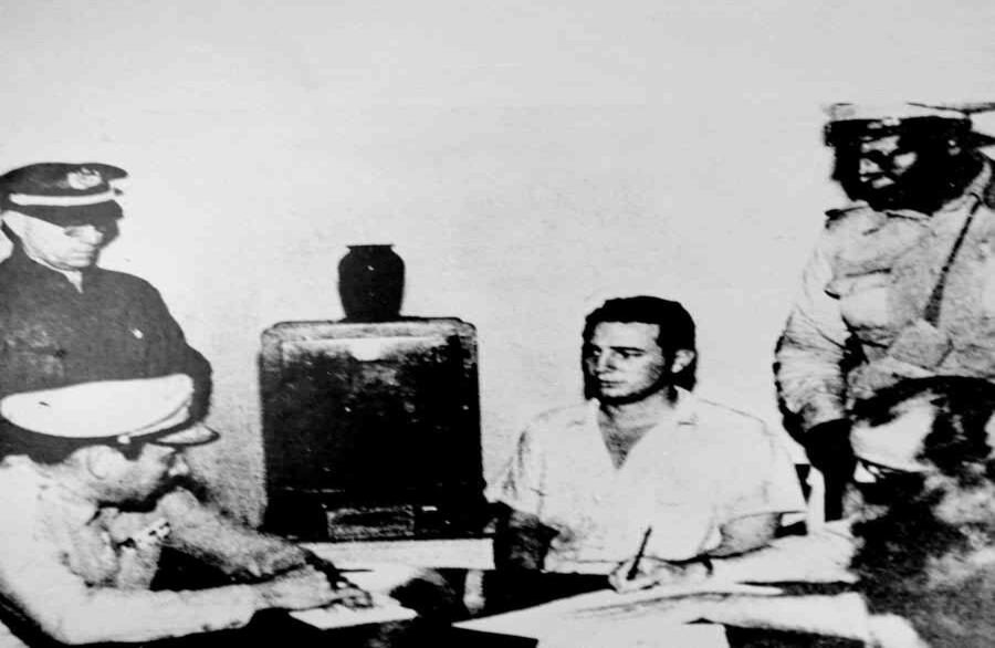 Fidel Castro es entrevistado durante su captura después de que el fracaso del asalto al cuartel Moncada, en julio de 1953.