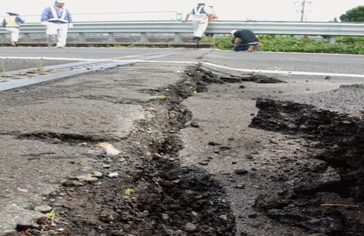 Autopista de Tomei después del terremoto de 6.6 grados de manitud. El sismo golpeó Tokio y algunas áreas cercanas de la ciudad.