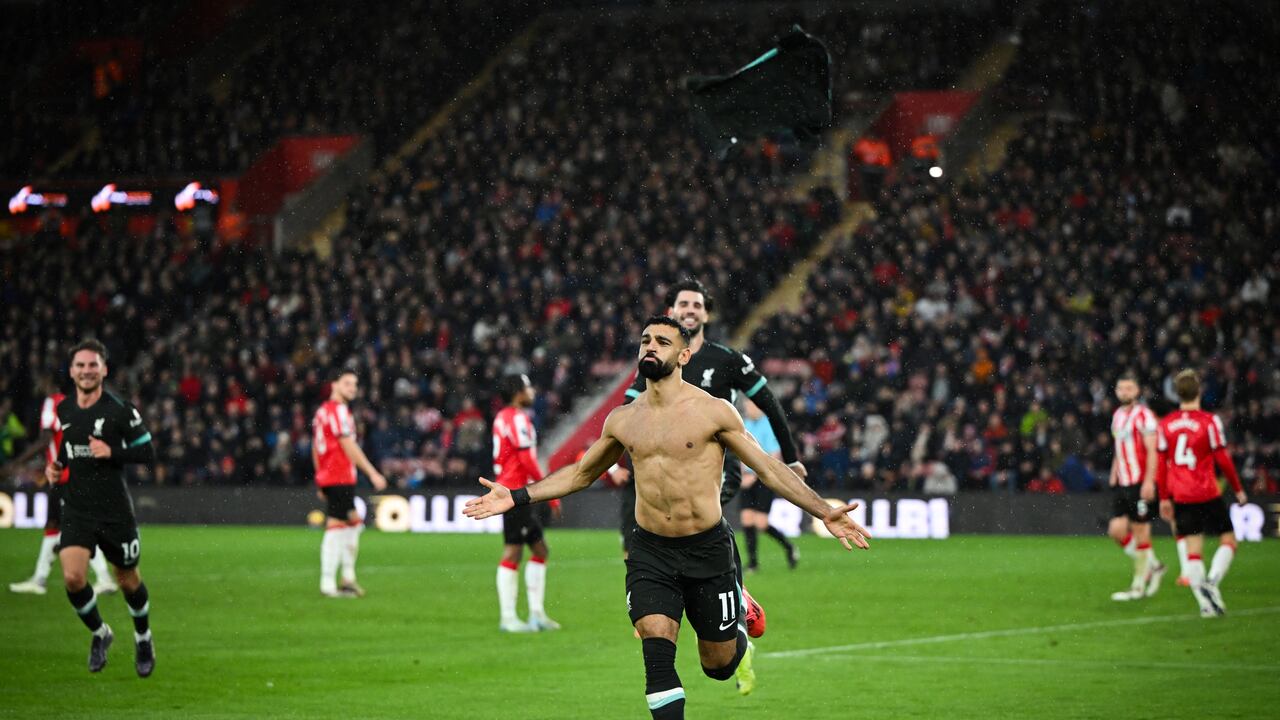 Liverpool gana y se aleja del City en la punta de la Premier League