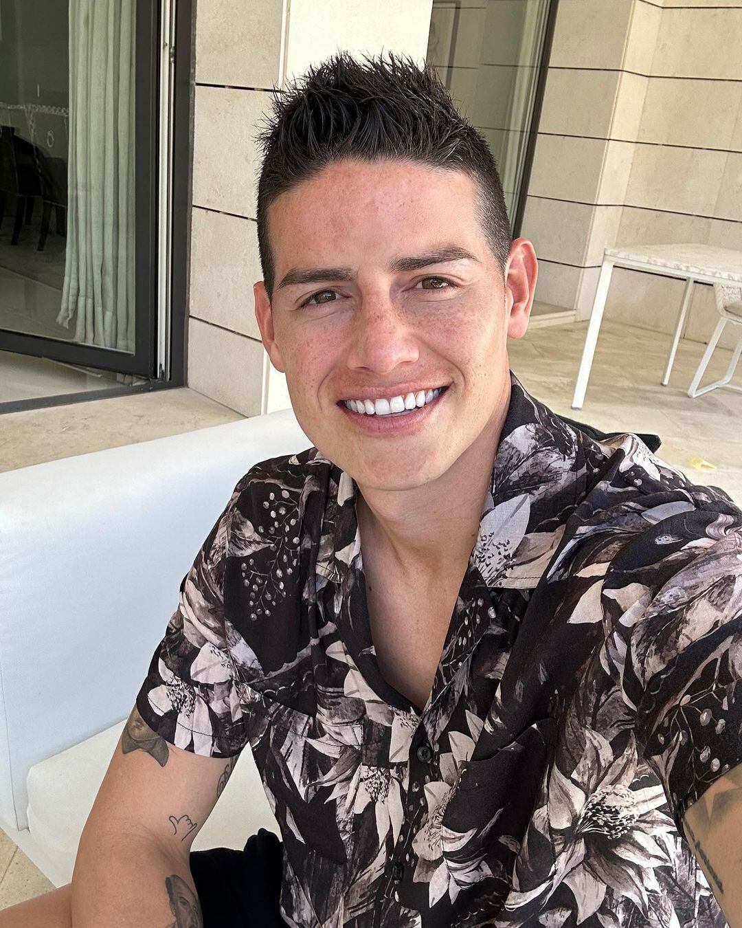 James Rodríguez, sonriente mientras espera una decisión sobre su futuro