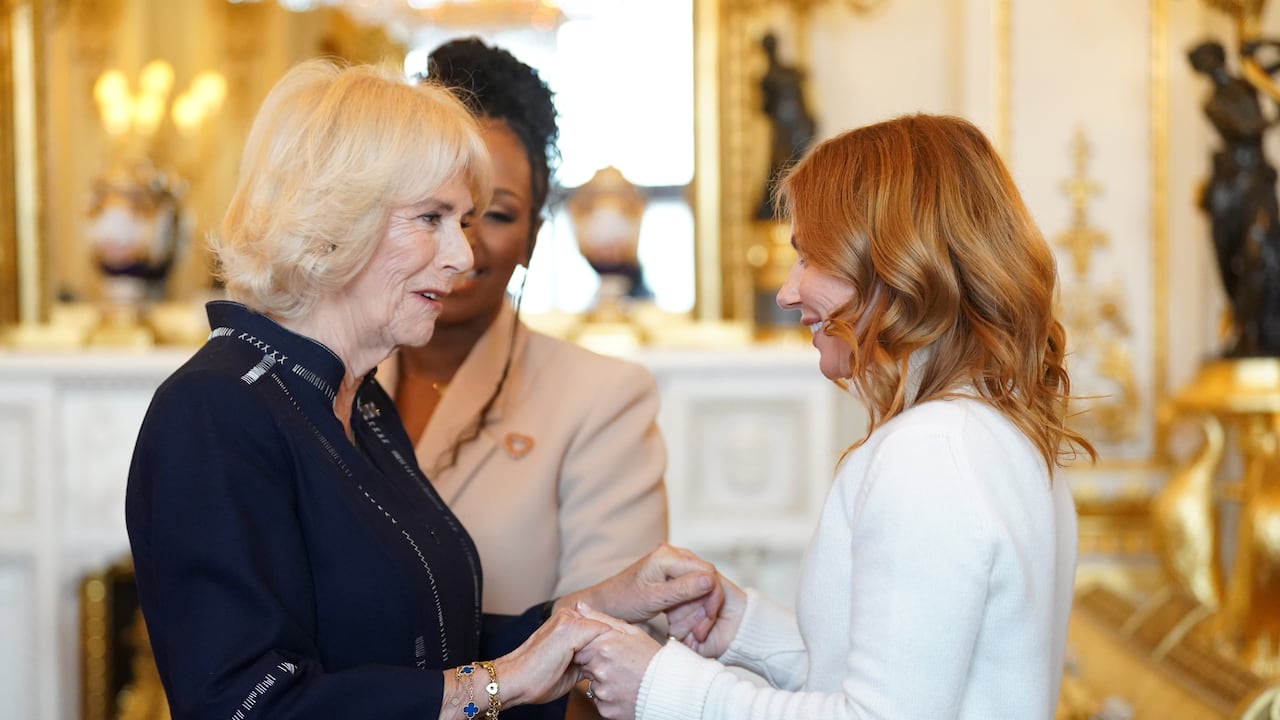 Camilla Parker y Geri Horner en noviembre de 2022 en el Palacio de Buckingham.