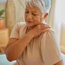 La osteoporosis puede presentarse en diversas partes del cuerpo como el brazo, la cadera, hombros y columna vertebral.