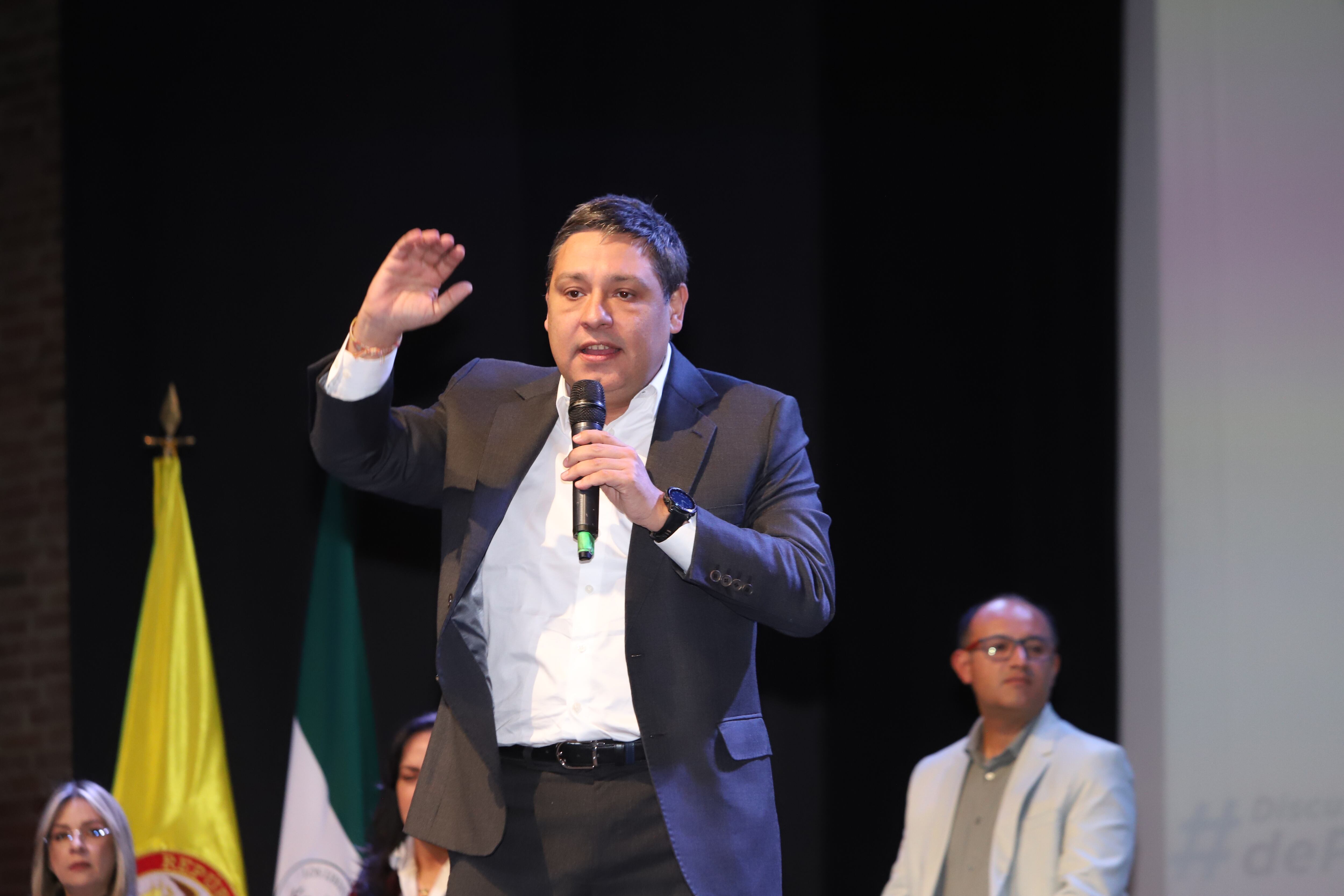 Discusiones de País, debate precandidatos presidenciales.