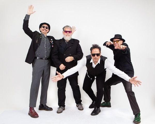Desorden Público es la unión de los fundadores Horacio Blanco (voz y guitarra), Caplis Chacín (bajo), Danell Sarmiento (batería , voz), Oscar Alcaíno (percusión), y músicos que en vivo suman a la descarga.