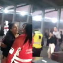 Pasajeros agreden a funcionaria de TransMilenio