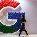 Una mujer caminando frente al logo de Google en la feria China International Import Expo, en Shanghái. (AP Foto/Ng Han Guan, Archivo)