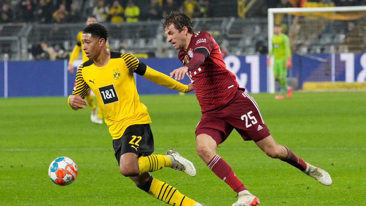 El clásico fue para los rojos que lideran la Bundesliga.