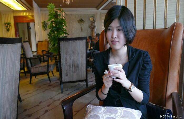 Los millenials norcoreanos disfrutan de capuccinos en cafeterías de lujo que no desentonarían en cualquier capital europea. Sólo pueden permitírselas los hijos de la élite vinculada con el comercio exterior y con acceso a divisas. La joven de la foto había estudiado Finanzas en India y sostiene que en Pyongyang no le falta oferta para divertirse. Foto: DW
