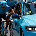 Miguel Ángel López durante la etapa 4 del Giro de Italia hablando con los miembros del equipo Astana