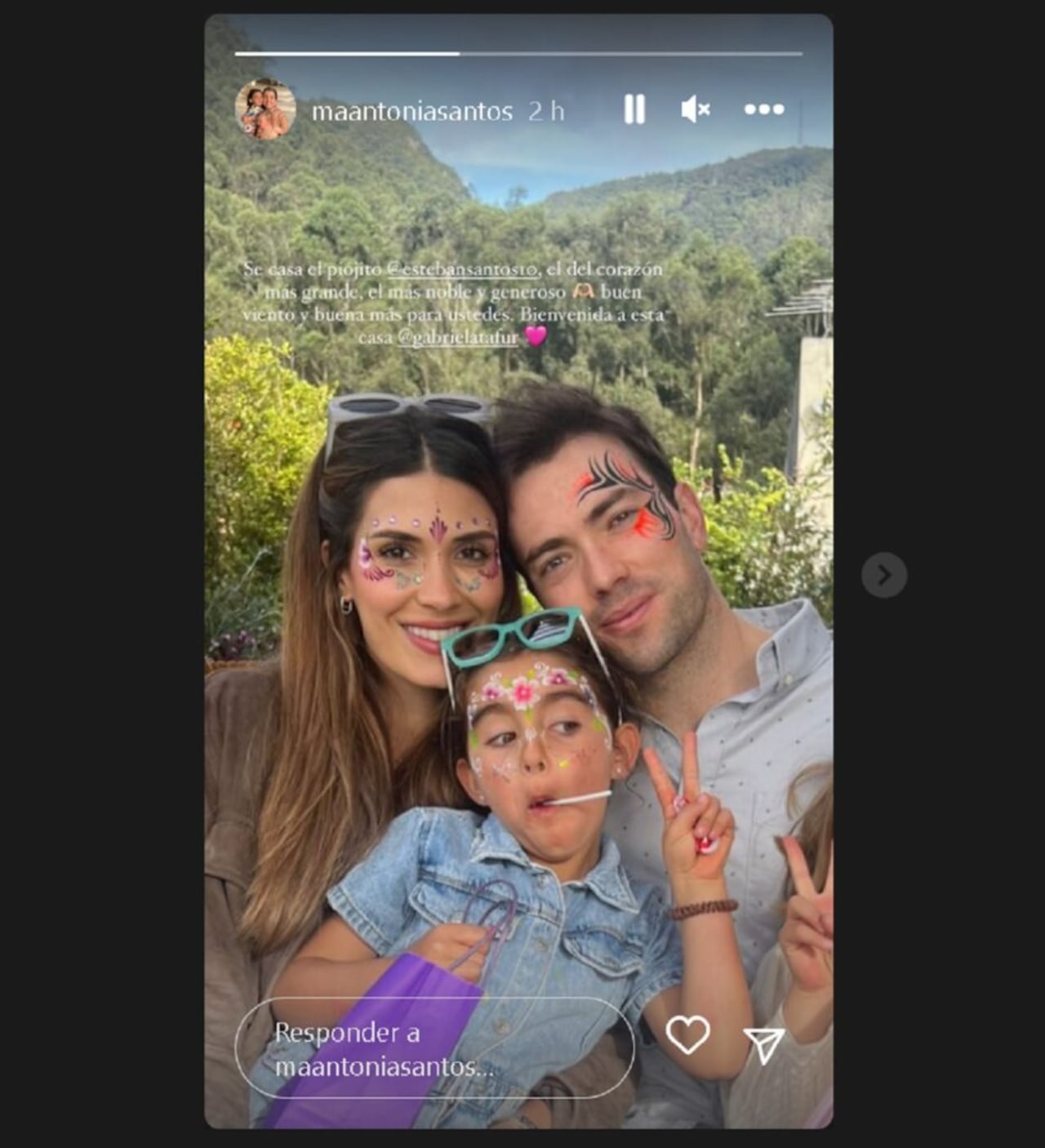 La pareja recibió las felicitaciones de la familia Santos