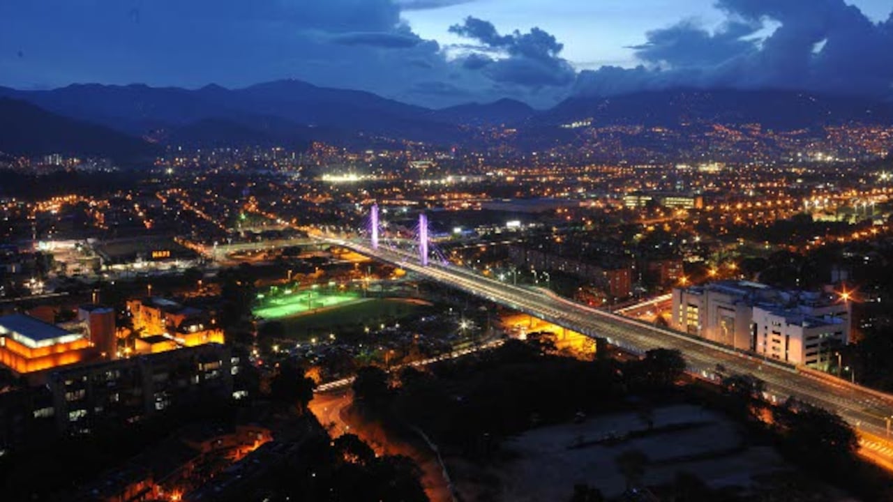El intercambio Vial Gilberto Echeverri Mejía, el puente intraurbano más grande de Colombia, une las comunas 14-El Poblado y 15-Guayabal.