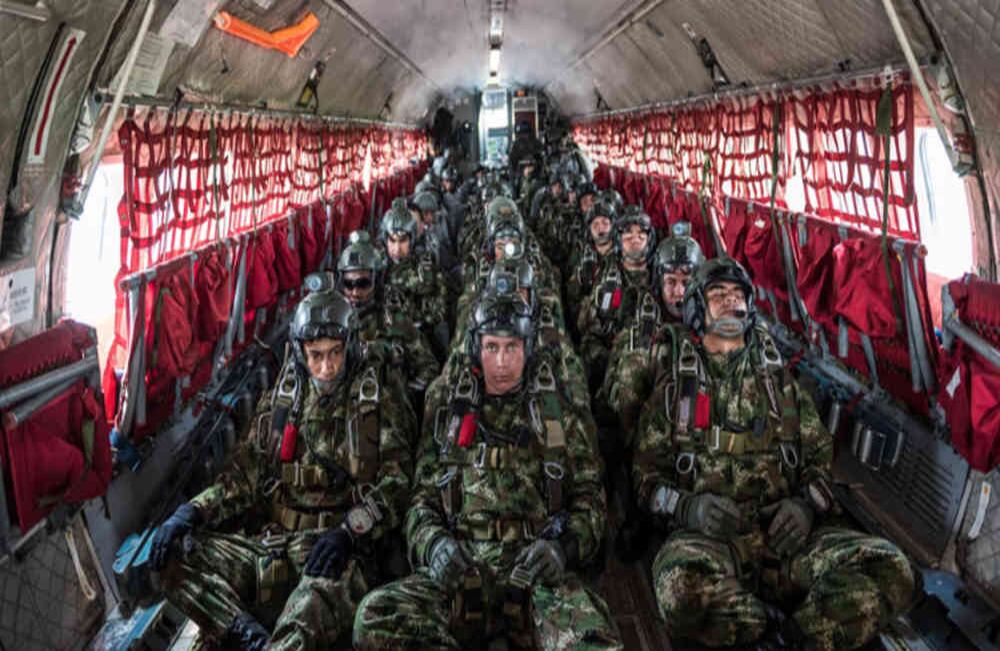 Fuerzas Especiales del Ejército de Colombia equipadas con trajes de salto a gran altura descansan al interior de la bodega de carga de un avión de trasporte militar el cual los dejara a 22.000 pies de altura. Foto: Oliver Ehmig