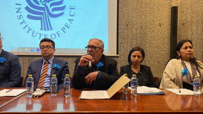 Rodrigo Londoño, último comandante de las Farc y jefe del Partido Comunes, hablando en el acto de conmemoración del atentado al Club El Nogal.