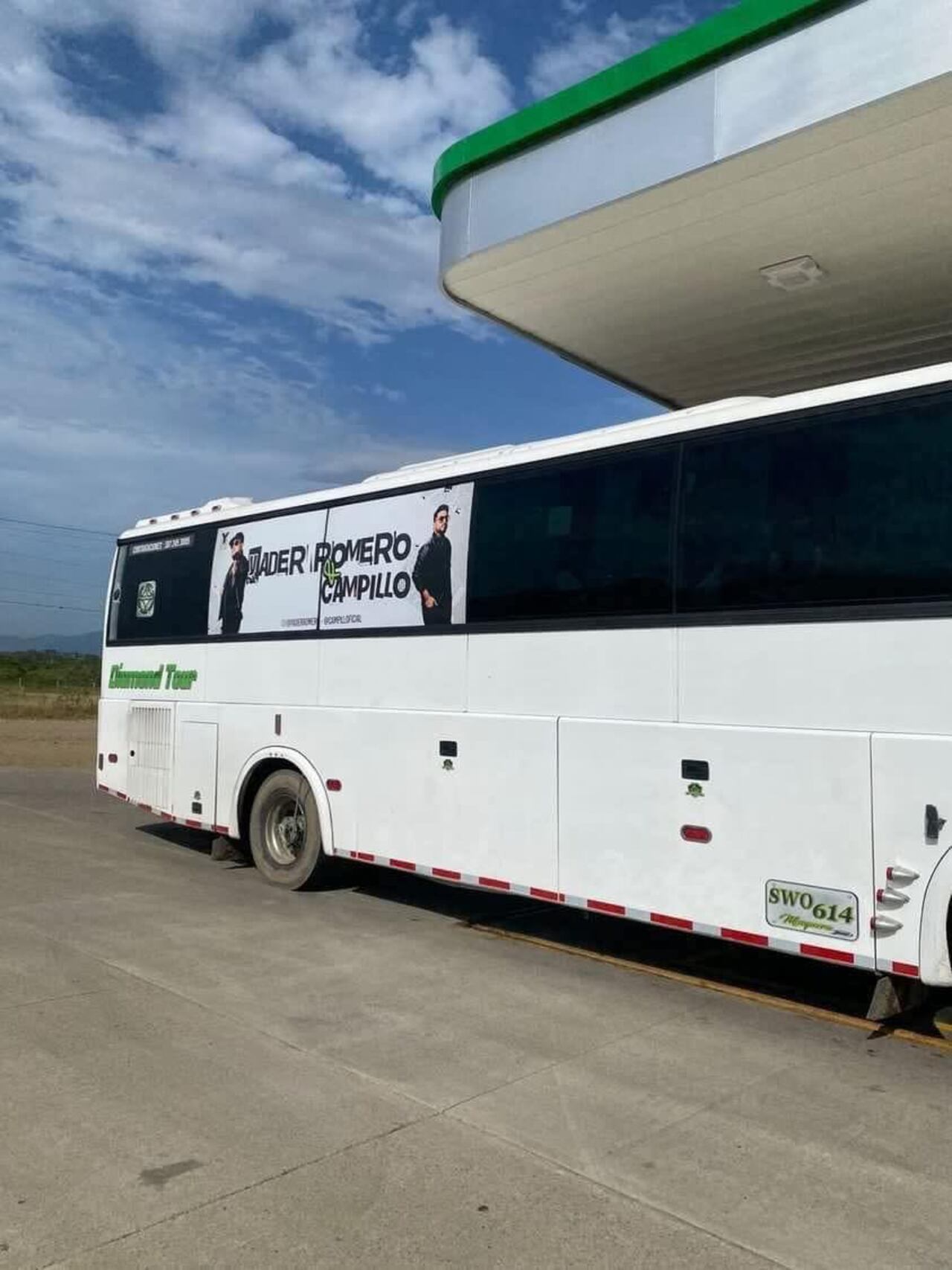 En este bus se movilizan los artistas.