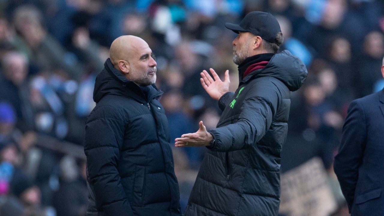 El entrenador del Manchester City, Pep Guardiola, y el entrenador del Liverpool, Jurgen Klopp, intercambian palabras tras el partido de la Premier League entre el Manchester City y el Liverpool FC en el Etihad Stadium el 25 de noviembre de 2023 en Manchester, Inglaterra.