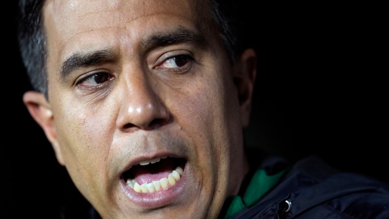 César Farías salió entre la polémica del fútbol de Ecuador.