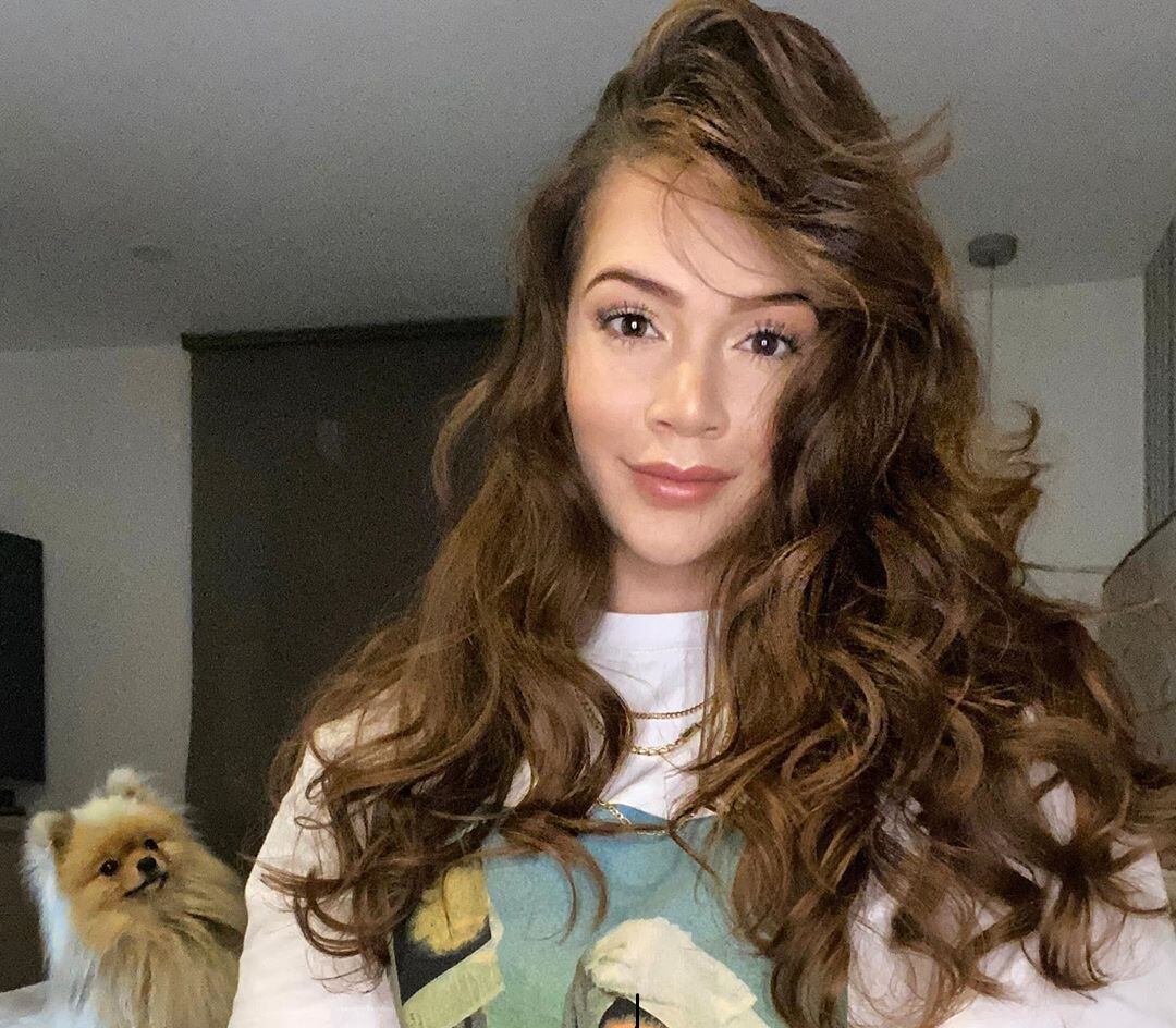 La actriz colombiana Lina Tejeiro junto a su mascota.