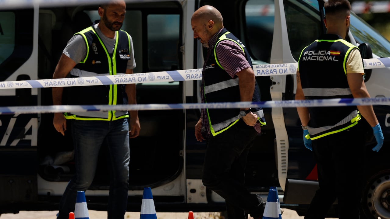 Al llegar, los servicios de emergencia de Madrid encontraron a un hombre sin vida "tendido en la acera" tras haber recibido al menos tres disparos, explicó a la prensa su portavoz, Encarna Fernández.
(Photo by OSCAR DEL POZO / AFP)