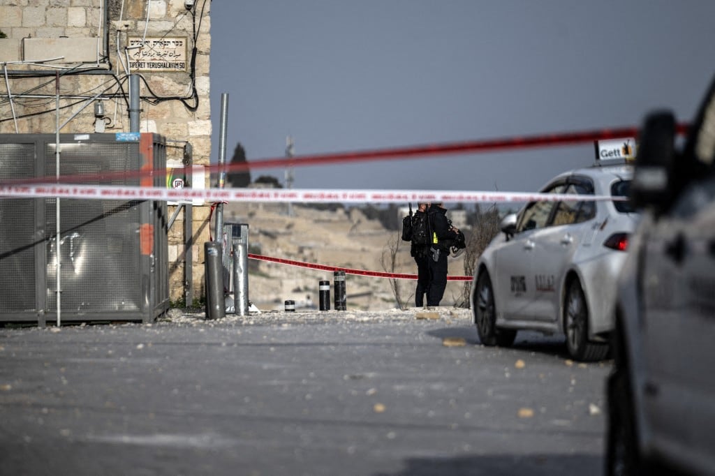 Las fuerzas de seguridad acordonan el área después de que un trozo de misil cayera cerca de las murallas de la Ciudad Vieja, cerca del complejo de la Mezquita Al-Aqsa en Jerusalén Este el 20 de marzo de 2026. Los escombros cayeron mientras los sistemas de defensa aérea israelíes intentaban interceptar un misil lanzado desde Irán