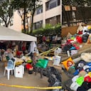 Carpas con objetos personales de algunas personas que murieron en el terremoto en Cali.