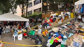 Carpas con objetos personales de algunas personas que murieron en el terremoto en Cali.