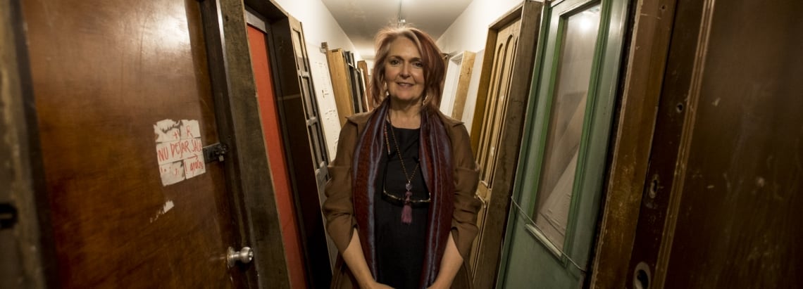 Nacida en Londres y residente en Bogotá, María Elvira Escallón es una artista visual, psicóloga y profesora en la Facultad de Artes de la Universidad Javeriana de 69 años. Su trayectoria ha estado marcada por la exploración de temas como la relación entre cultura y naturaleza, el paso del tiempo, la memoria y la fragilidad de los monumentos. Su trabajo se caracteriza por su enfoque en el proceso y la creación de intervenciones escultóricas efímeras e instalaciones en lugares remotos, documentadas mediante video y fotografía.