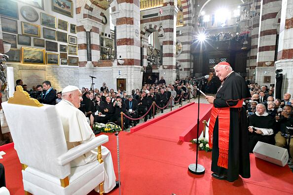 A los pies de la basílica neobizantina de Nuestra Señora de la Guardia, coronada por una imponente estatua de la Virgen con el niño Jesús en brazos, depositó flores blancas y amarillas en homenaje a los desaparecidos en el mar.