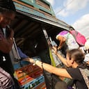 Luego de que se acabaran los tiquetes en flotas de línea, los migrantes comenzaron a llegar a Necoclí a bordo de buses escalera.