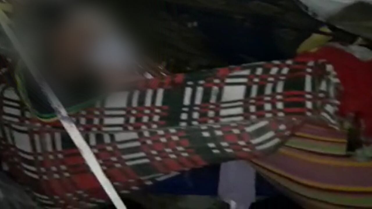 Hombre colgó una cobija del techo para poder dormir dentro de un calabozo de la Policía Nacional en Medellín.