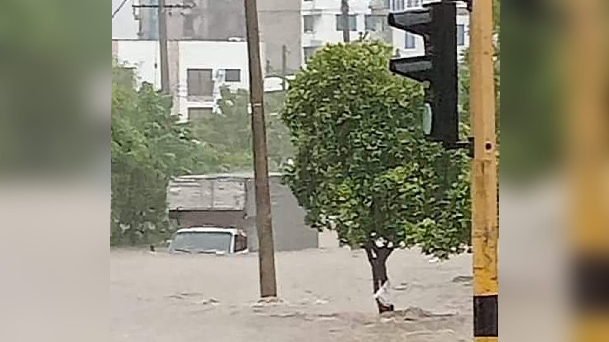 Camión quedó atascado en medio del arroyo en el barrio el campestre.