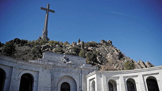 El caudillo Francisco Franco ordenó construir el Valle de los Caídos en 1940. Allá los muertos del bando militar sublevado recibieron el tratamiento de “mártires”.