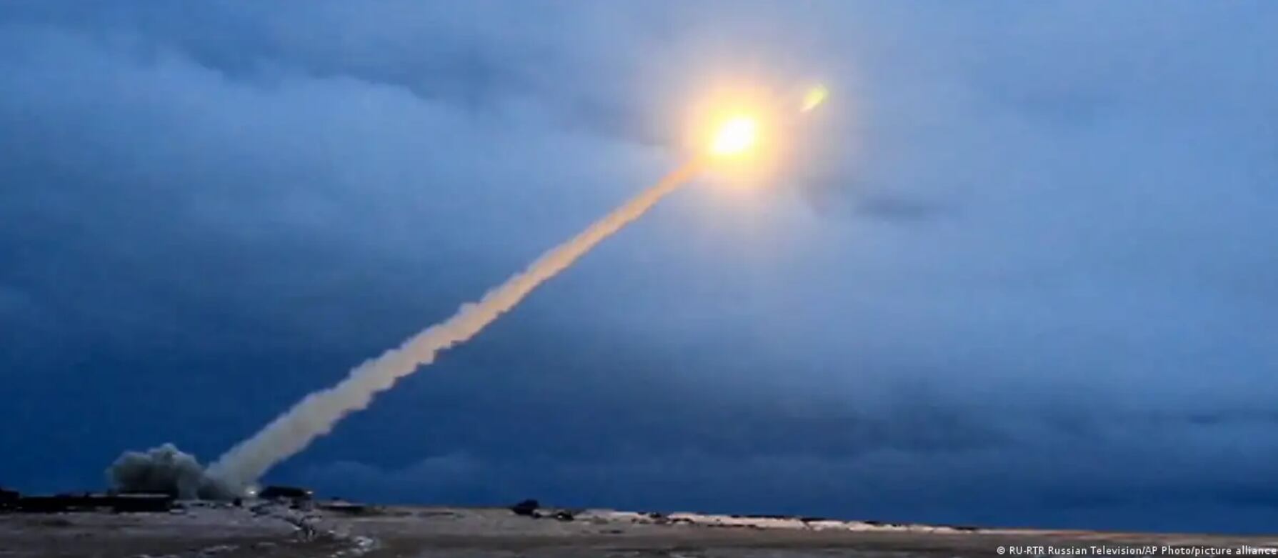 A pesar de su diseño para portar ojivas convencionales o nucleares, el Burevestnik enfrenta cuestionamientos por su historial técnico. RU-RTR Russian Television/AP Photo/picture alliance