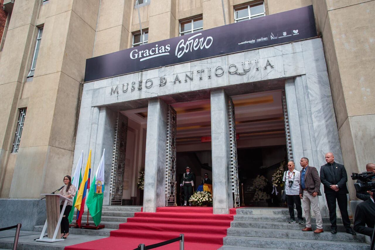 El cuerpo del maestro permanecerá hasta el jueves en el Museo Antioquia.