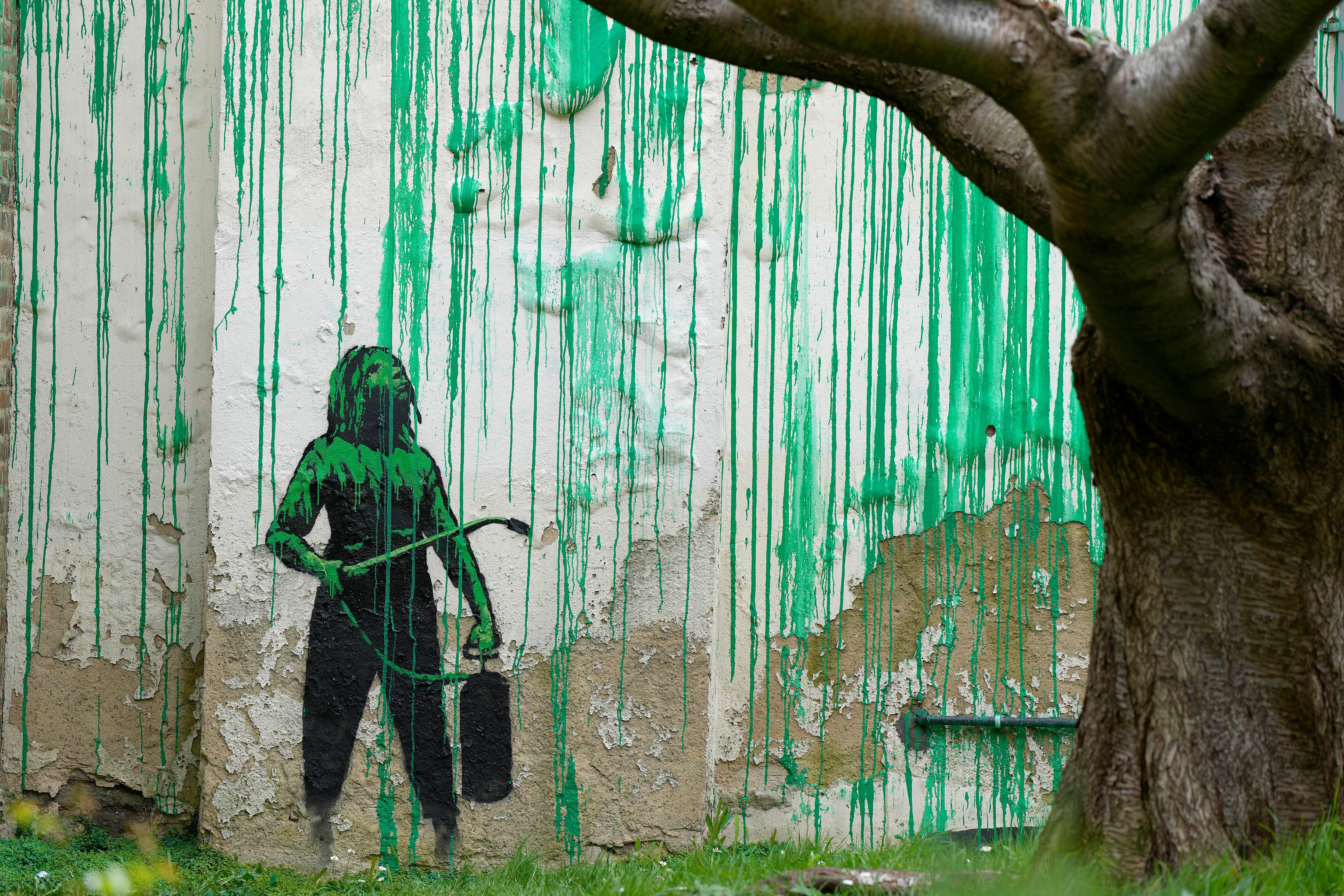 Detalle de un mural callejero en Finsbury Park, que ha sido confirmado como de la autoría del esquivo grafitero Banksy, en Londres, el lunes 18, de marzo de 2024. El nuevo mural atrajo multitudes a una calle de Londres. (Foto AP/Alastair Grant)