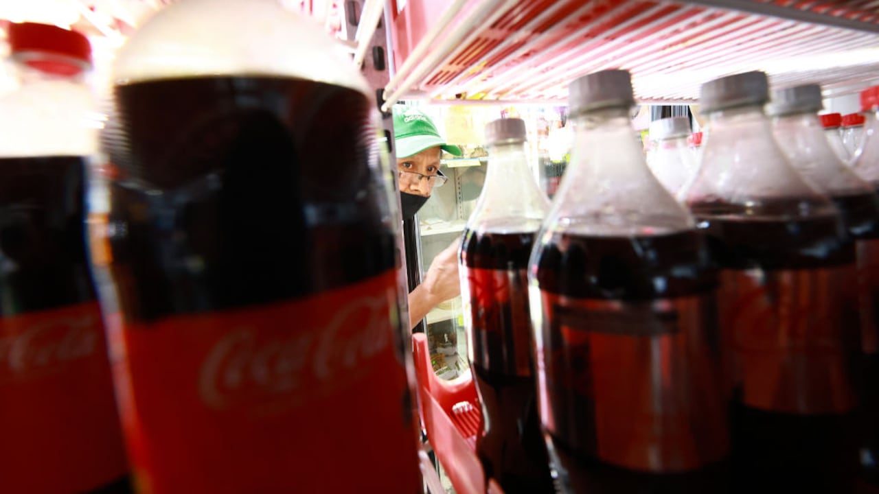 Foto de referencia de botellas de Coca Cola puestas en una tienda de Ciudad de México, el 3 de junio de 2022