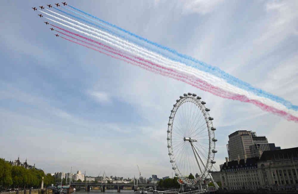 Como parte de la celebración, los 'Red Arrows', conocido como Royal Air Force Aerobatic Team (equipo acrobático de la Fuerza Aérea Real), voló sobre los sitios más emblemáticos de Londres como la gigante rueda llamada London Eye. Como el país está en plena cuarentena no habrá grandes celebraciones como es usual. Foto: AP