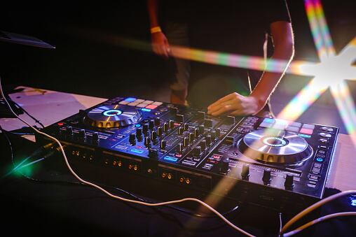 Dj tocando