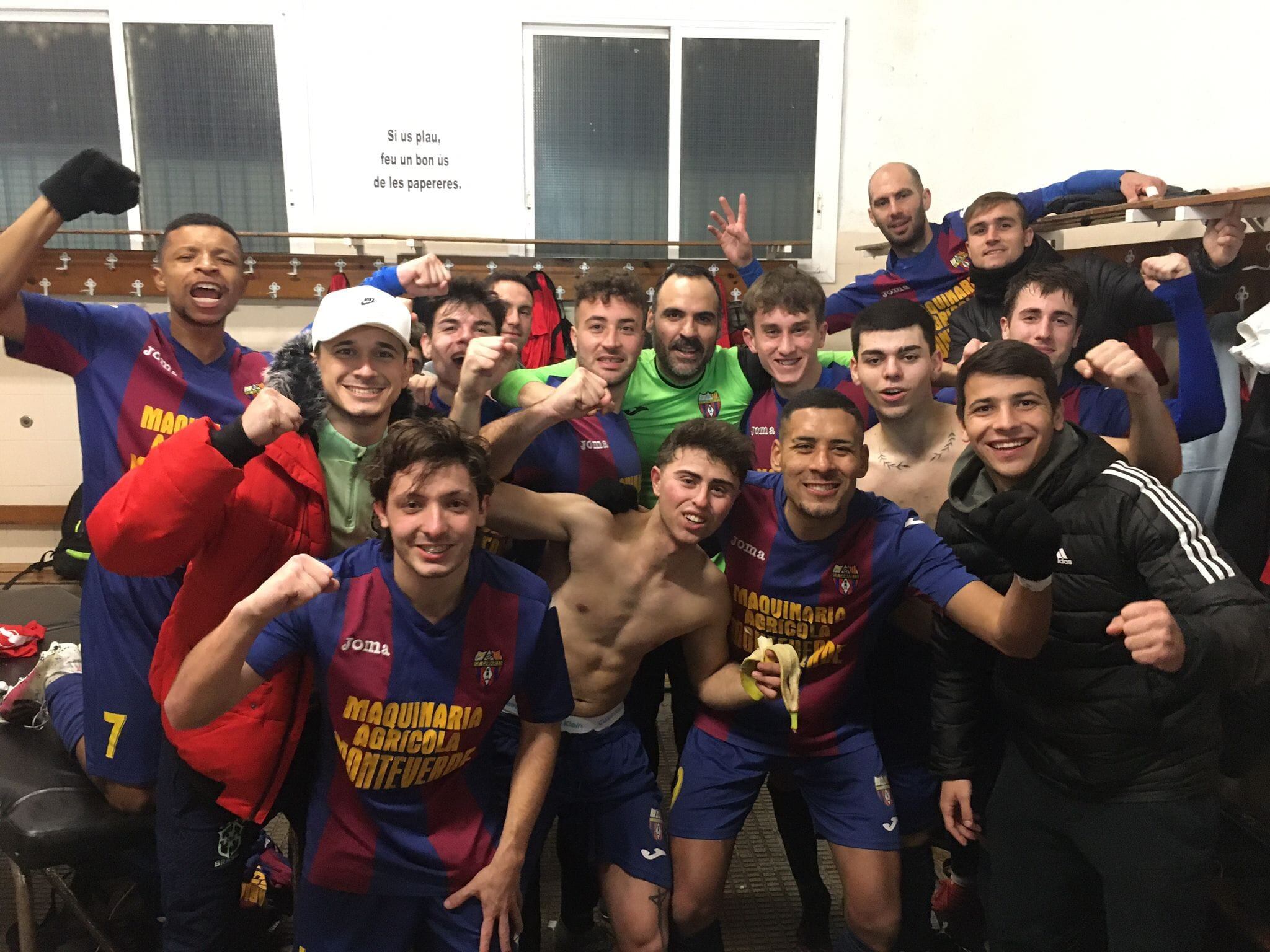Equipo profesional de Camarles CF celebrando el triunfo del sábado 4 de marzo.