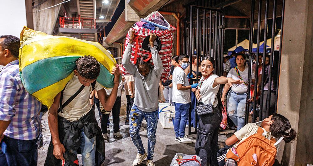 Cientos de personas llegan a Cúcuta para escapar de la violencia en el Catatumbo. La ciudad superó su capacidad de atención.