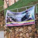 Valla instalada por supuestos miembros de las disidencias de las Farc en Cali.