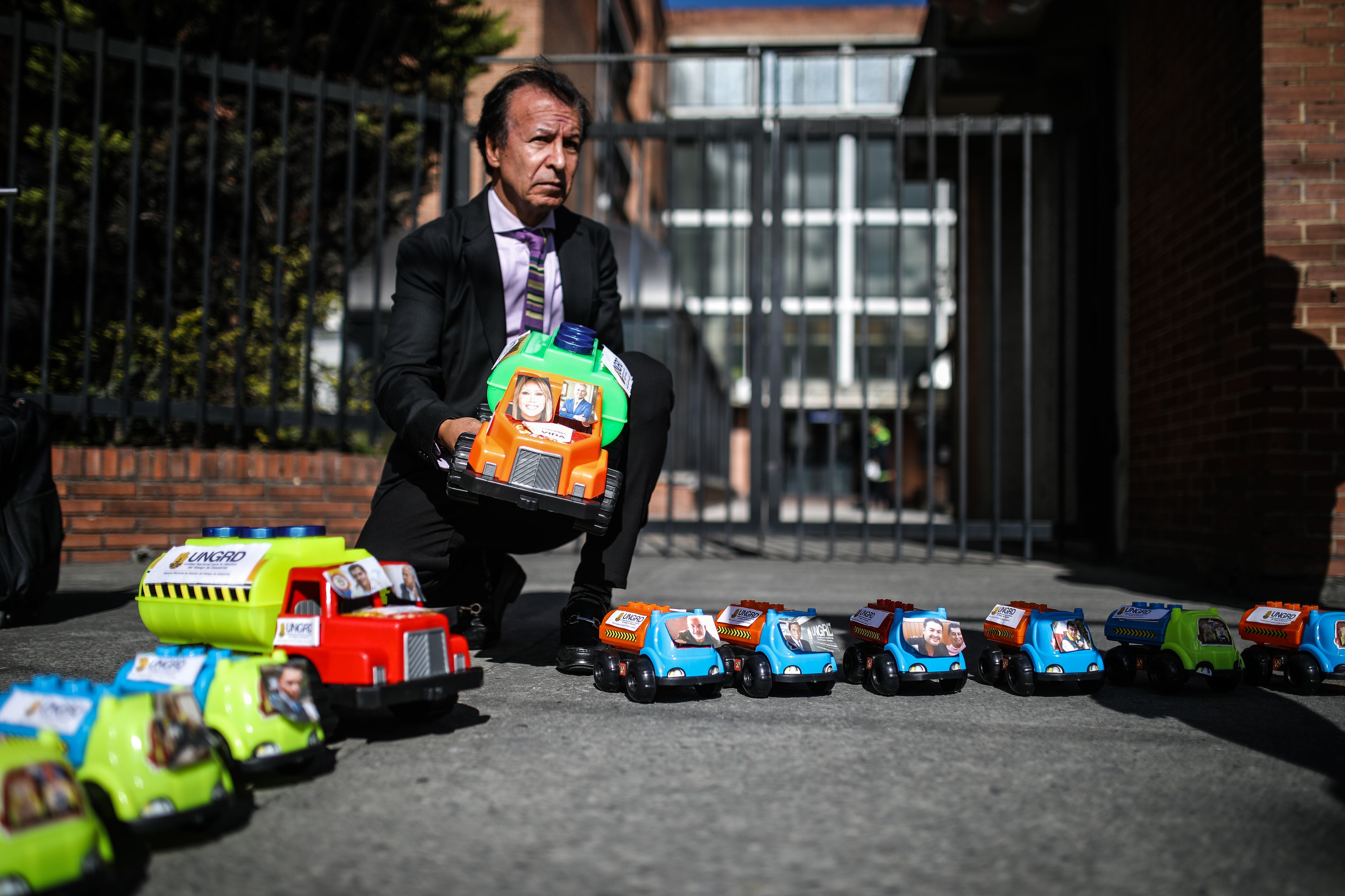 Los camiones de la UNGRD en la entrada de los juzgados de Paloquemao donde se lleva a cabo la audiencia a Sandra Ortiz