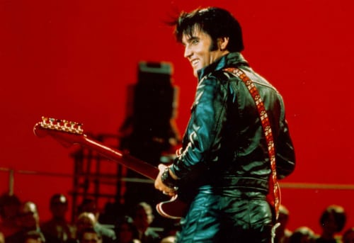 Elvis Presley, cantante y actor estadounidense, murió el 16 de agosto de 1977 por un infarto, a sus 42 años.
