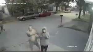 Con machete en mano, obligan a presunto ladrón mostrar su cara en cámaras de seguridad