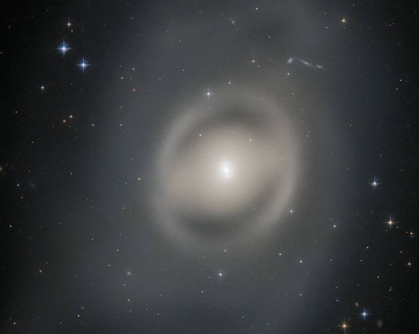 Hubble capta una galaxia en una neblina fantasmal.