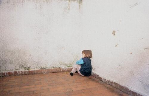 En los niños y adolescentes, el maltrato y la violencia son todavía recurrentes. El Instituto de Bienestar Familiar atendió en 2007 a 39.623 niños y adolescentes, de los cuales 4.126 sufrieron maltrato sicológico; 20.903, maltrato físico; 14.358 fueron lastimados por falta de cuidado de sus padres o acudientes, y 236 por maltrato durante el periodo de gestación. El ICBF también atendió 4.740 casos de abuso sexual, 645 de abuso sexual y 287 por acceso carnal violento. En ese mismo año, se presentaron 377 casos de explotación sexual y 26.628 de otro tipo de explotación. 